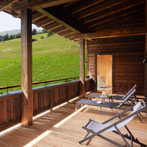 Balkon mit Sonnenliegen und Liegestuhl