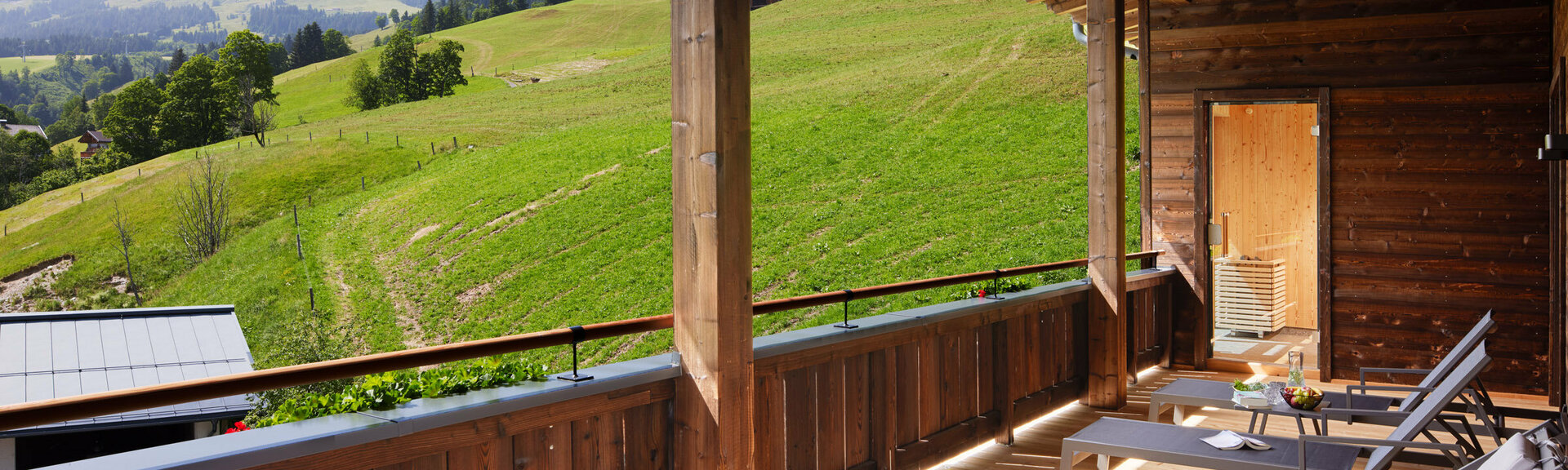 Balkon mit Sonnenliegen und Liegestuhl
