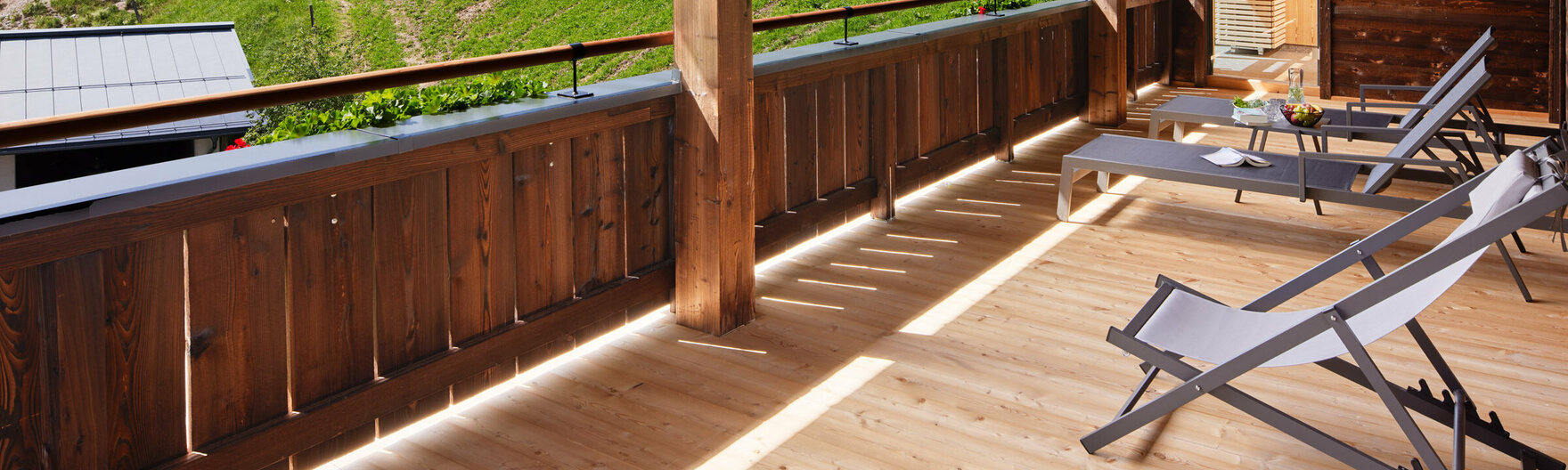 Balkon mit Sonnenliegen und Liegestuhl