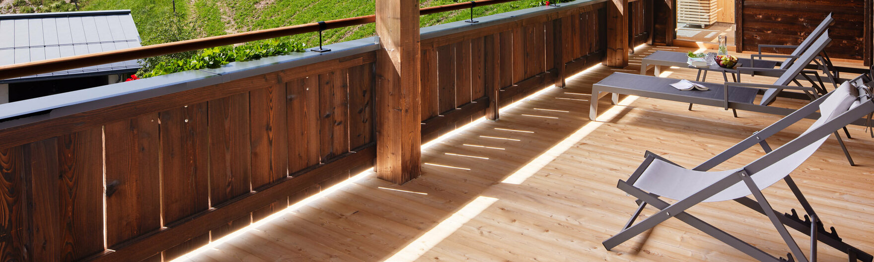 Balkon mit Sonnenliegen und Liegestuhl