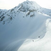 Freerider bei der Tiefschneeabfahrt