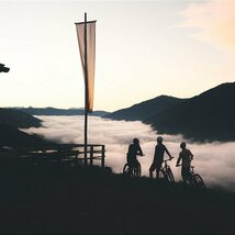 drei Personen mit E-Mountainbike