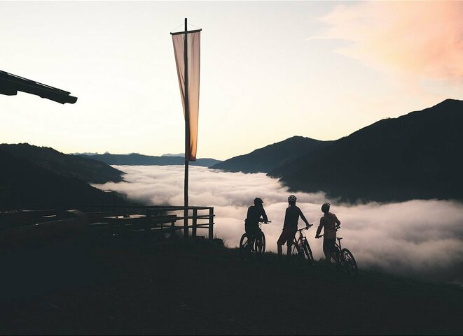 drei Personen mit E-Mountainbike