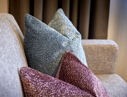 Detailaufnahme vom Sofa mit Polstern