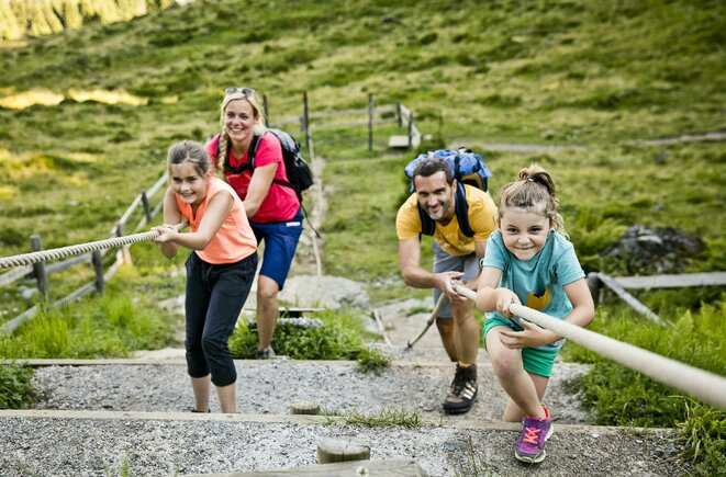 Familie beim Tauziehen