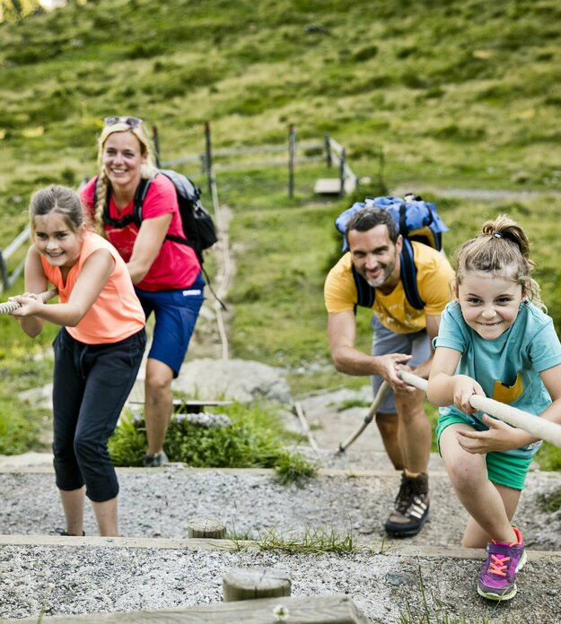 Familie beim Tauziehen