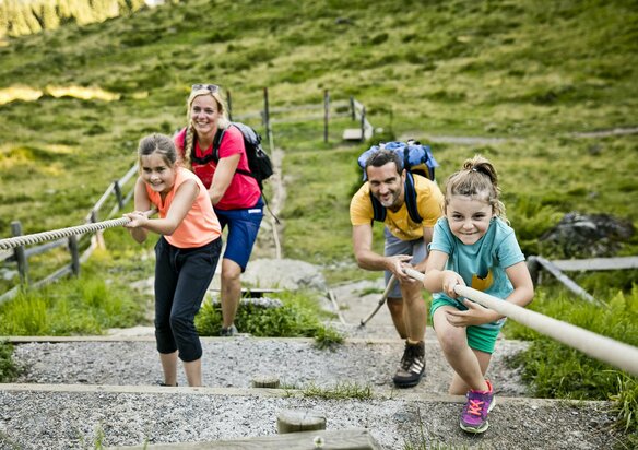 Familie beim Tauziehen