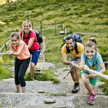 Familie beim Tauziehen