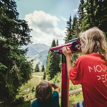 Zwei Kinder am Berg mit Aussichtsfernrohr