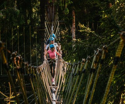 Gruppe im Hochseilpark