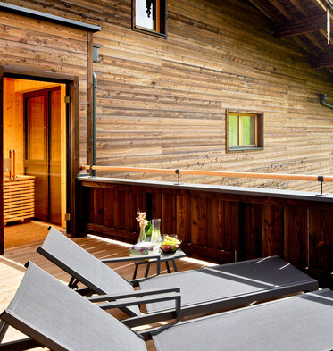 Balkon mit 2 Sonnenliegen und Zugang zur Sauna