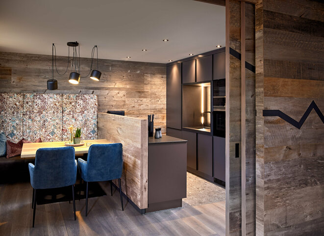 Küche mit Esstisch und Sitzbank im Mei.Rückzug Appartement