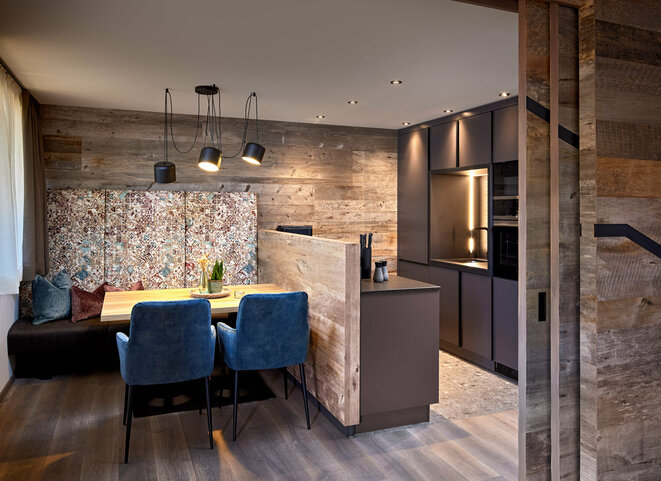 Küche mit Esstisch und Sitzbank im Mei.Rückzug Appartement