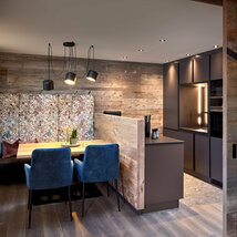 Küche mit Esstisch und Sitzbank im Mei.Rückzug Appartement