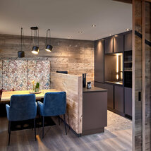 Küche mit Esstisch und Sitzbank im Mei.Rückzug Appartement