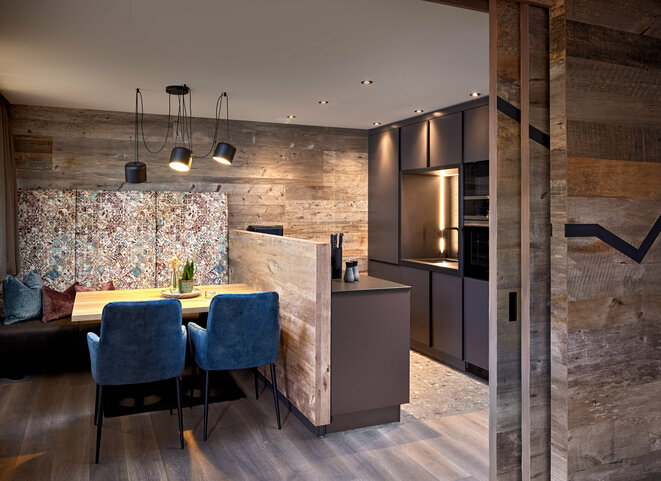 Küche mit Esstisch und Sitzbank im Mei.Rückzug Appartement