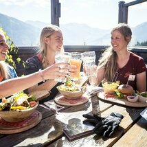 Drei Personen auf der Hütte