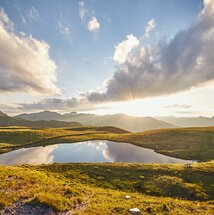 Bergsee im Sonnenlicht