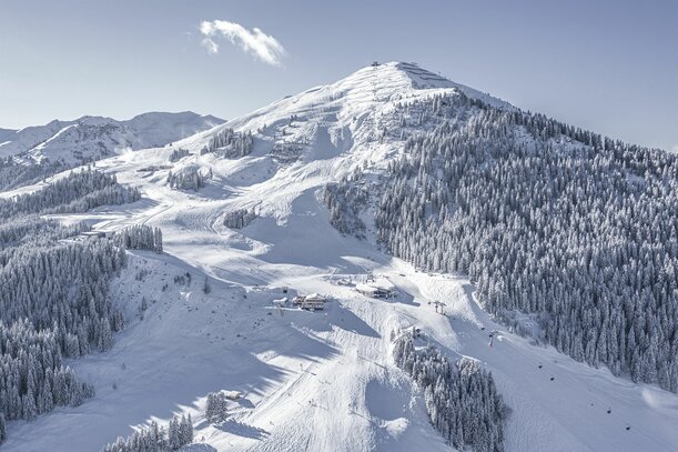 Blick auf den verschneiten Zwölferkogel