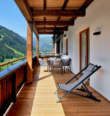 Balkon mit Liegestuhl und Esstisch