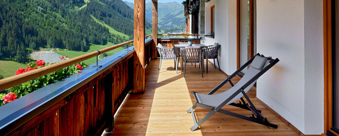 Balkon mit Liegestuhl und Esstisch