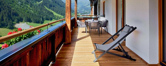 Balkon mit Liegestuhl und Esstisch